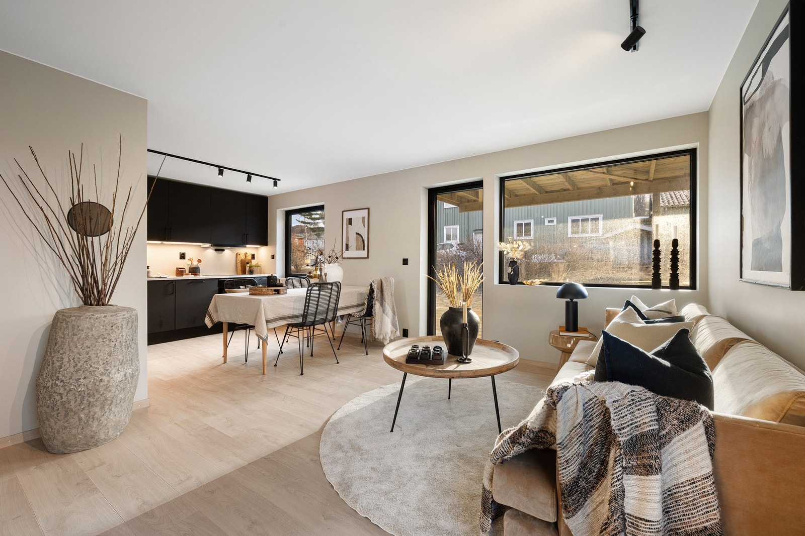 I byggets kjeller er det seks boder som til sammen utgjør 54 kvm, rikelig lagrings- og oppbevaringsplass. Spisebordet har sin naturlige plassering i tilknytning til kjøkkenet. Galleribilde