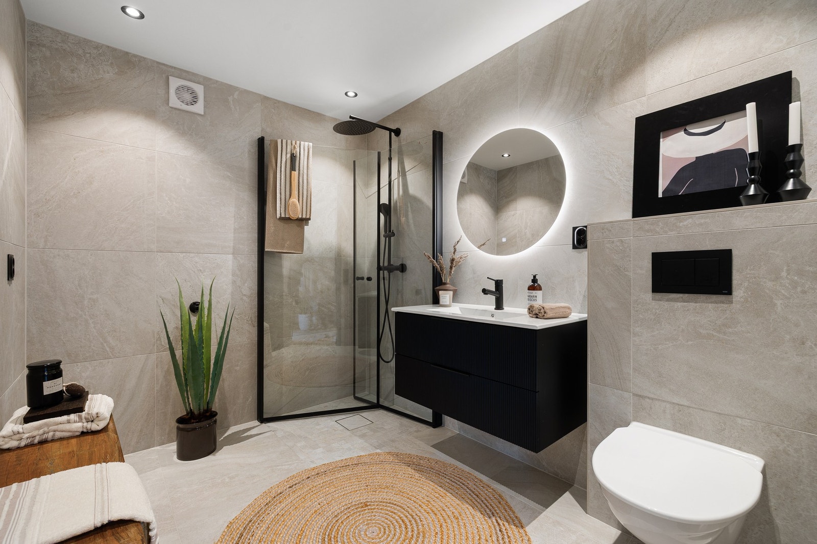 Rålekkert bad på 5,5 kvm med 60x60 fliser både på gulv og vegg. Badet er ubrukt, av høy standard og vurdert til TG 0 av takstmann. Galleribilde