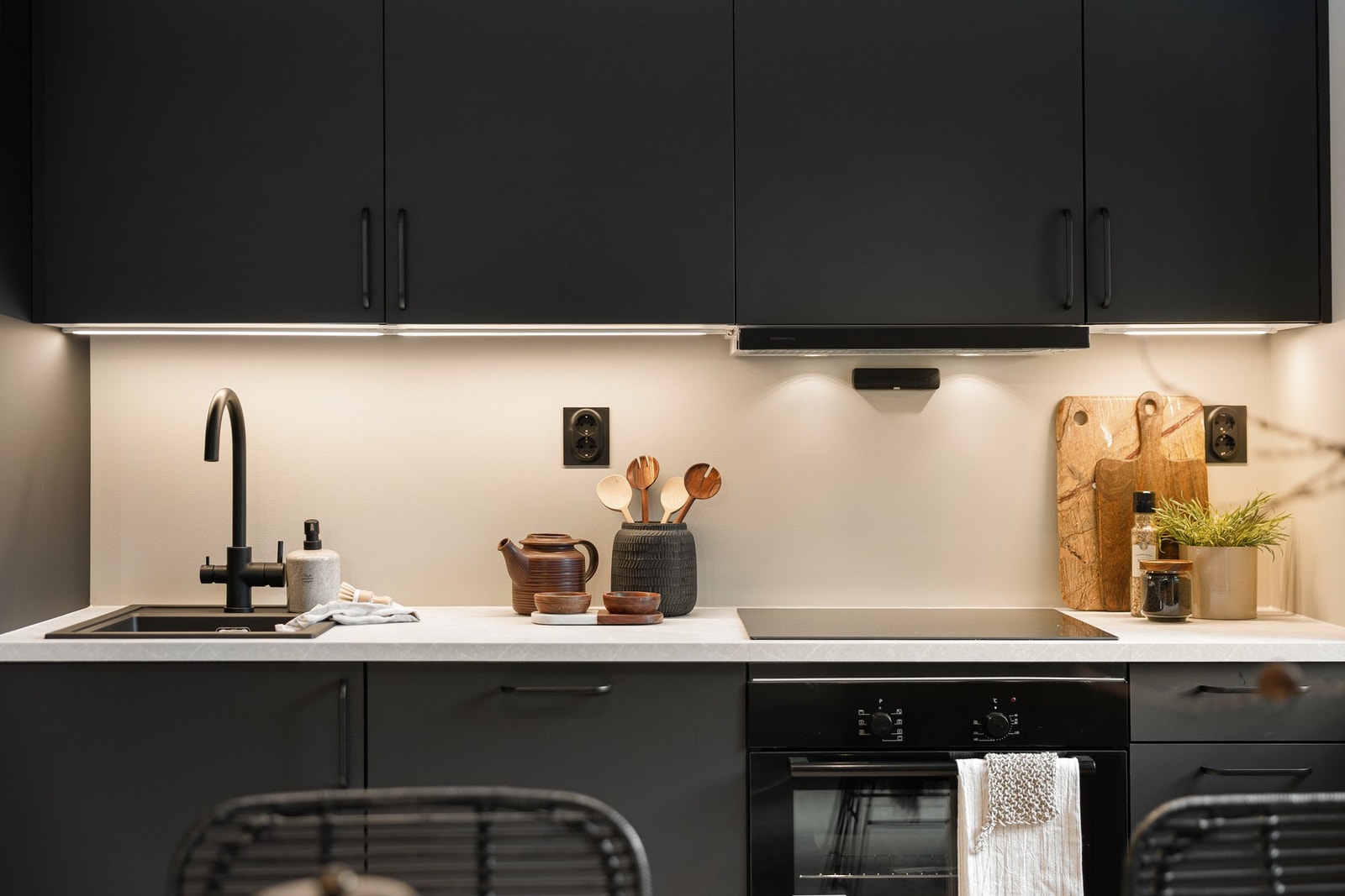 Kjøkkenet er montert i 2025. Av integrerte hvitevarer som medfølger i handelen har du platetopp, kjøl/fryseskap, oppvaskmaskin og stekeovn. Over stekesonen finner du komfyrvakt og Røroshetta avtrekshette med mekanisk avtrekk. Galleribilde