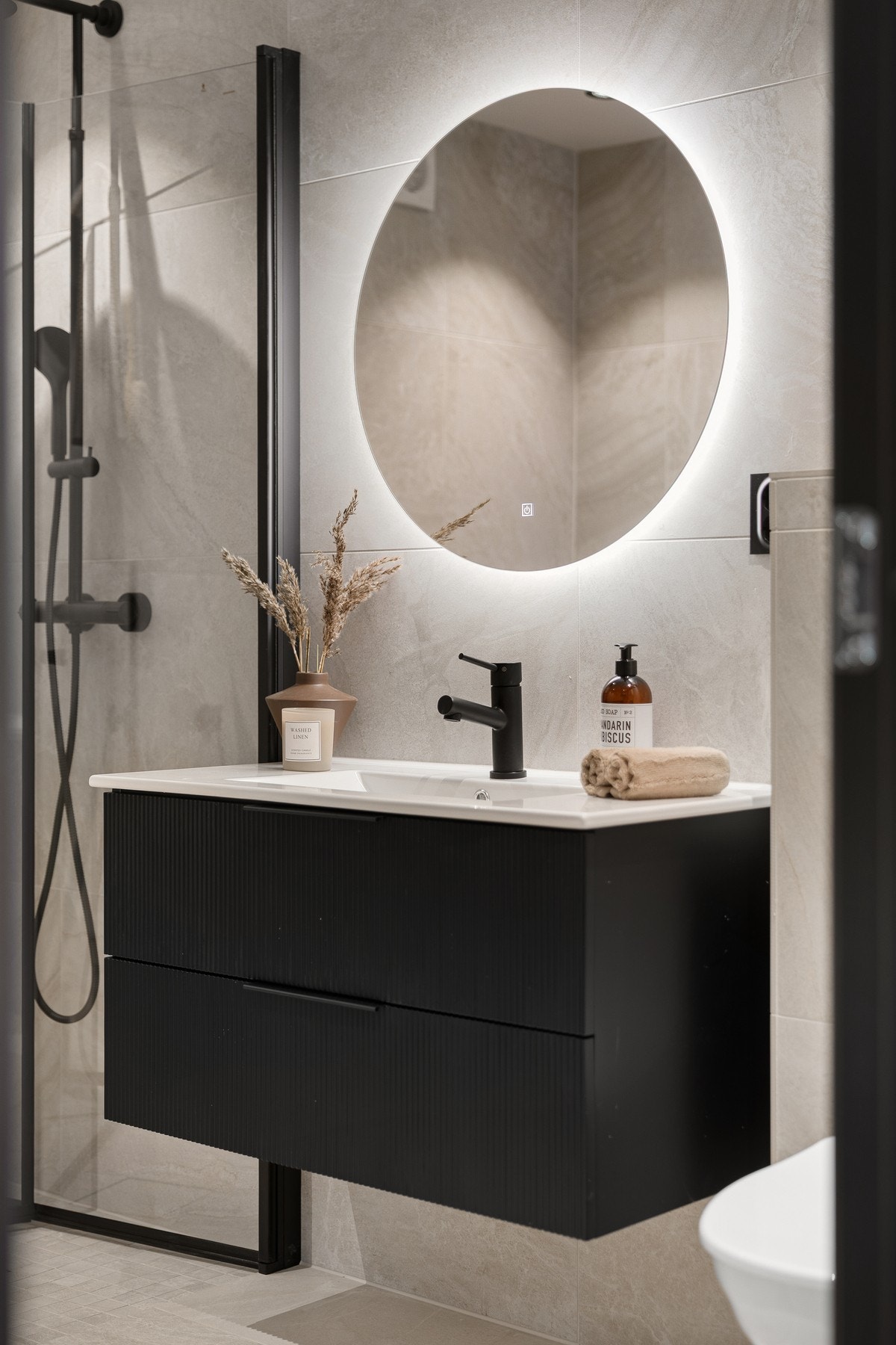 Detaljbilde. Lekkert servantskap. Speil med lys. Galleribilde