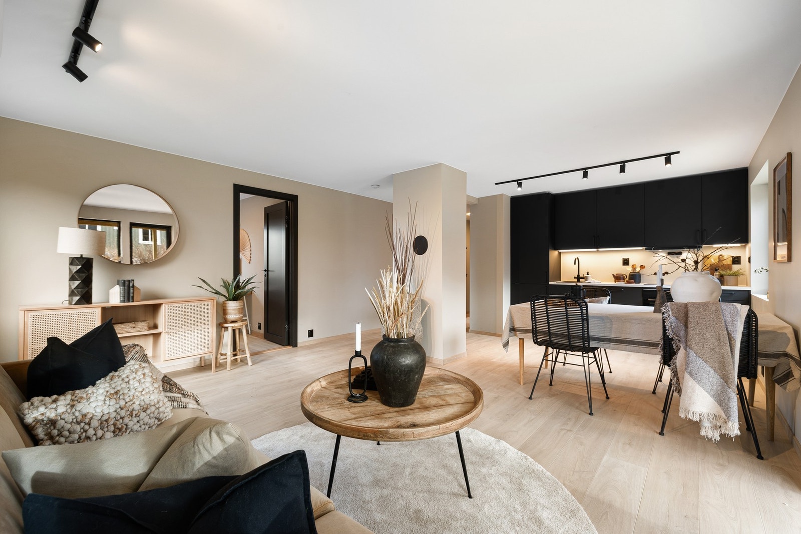 EiendomsMegler1 v/ Mads Larsen har gleden av å ønske velkommen til Persaunvegen 43 - En meget innbydende 4-roms selveier med en moderne standard fra 2025/2026! (Foto: Nonstad - Julian Nonstad). Galleribilde