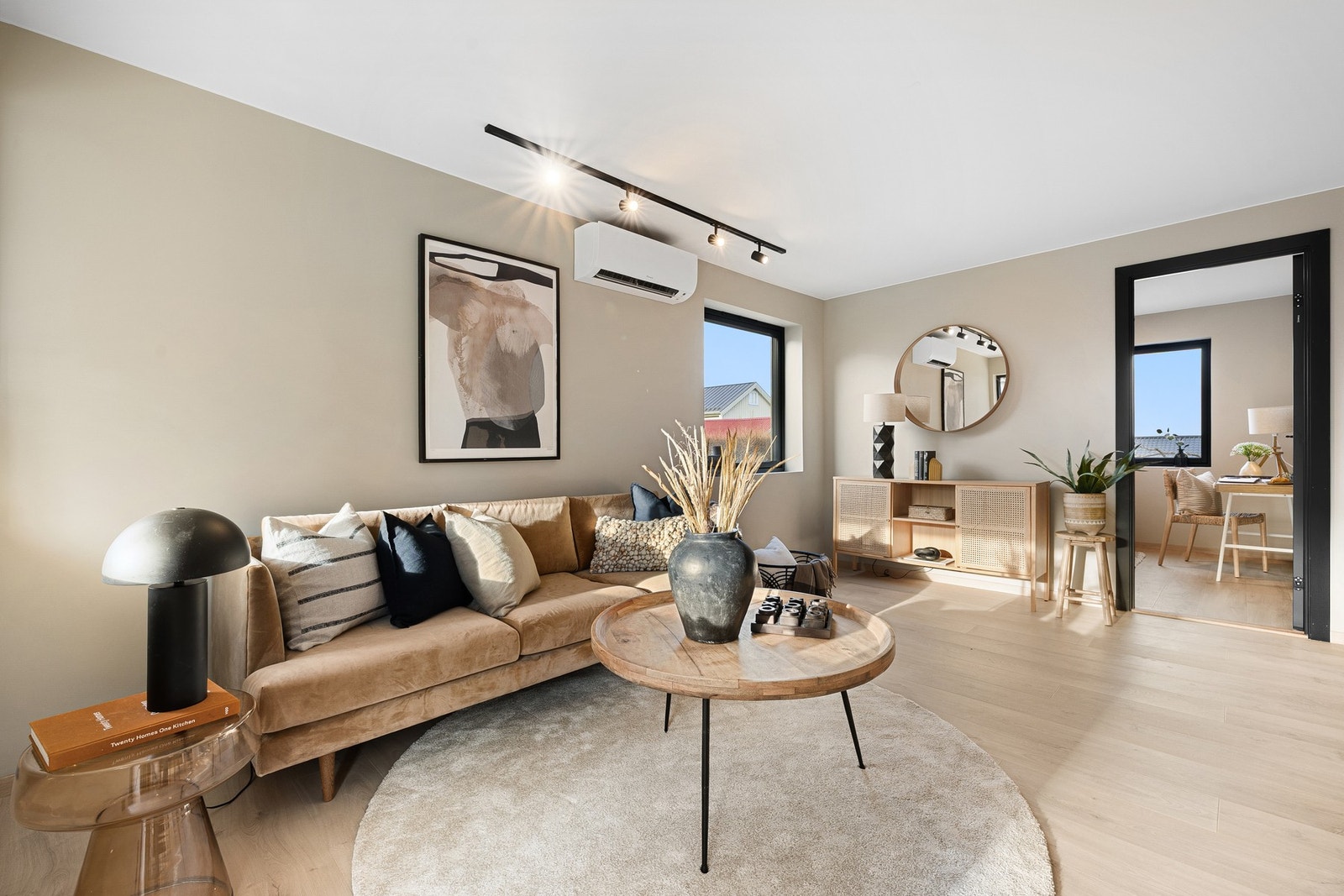 Leiligheten fremstår moderne og meget lekker. Måler 67 kvm (BRA-i), og inneholder entré, stue, kjøkken, bad og 3 soverom. Utover dette har du 6(!) boder fordelt på 54 kvm i kjeller. Galleribilde