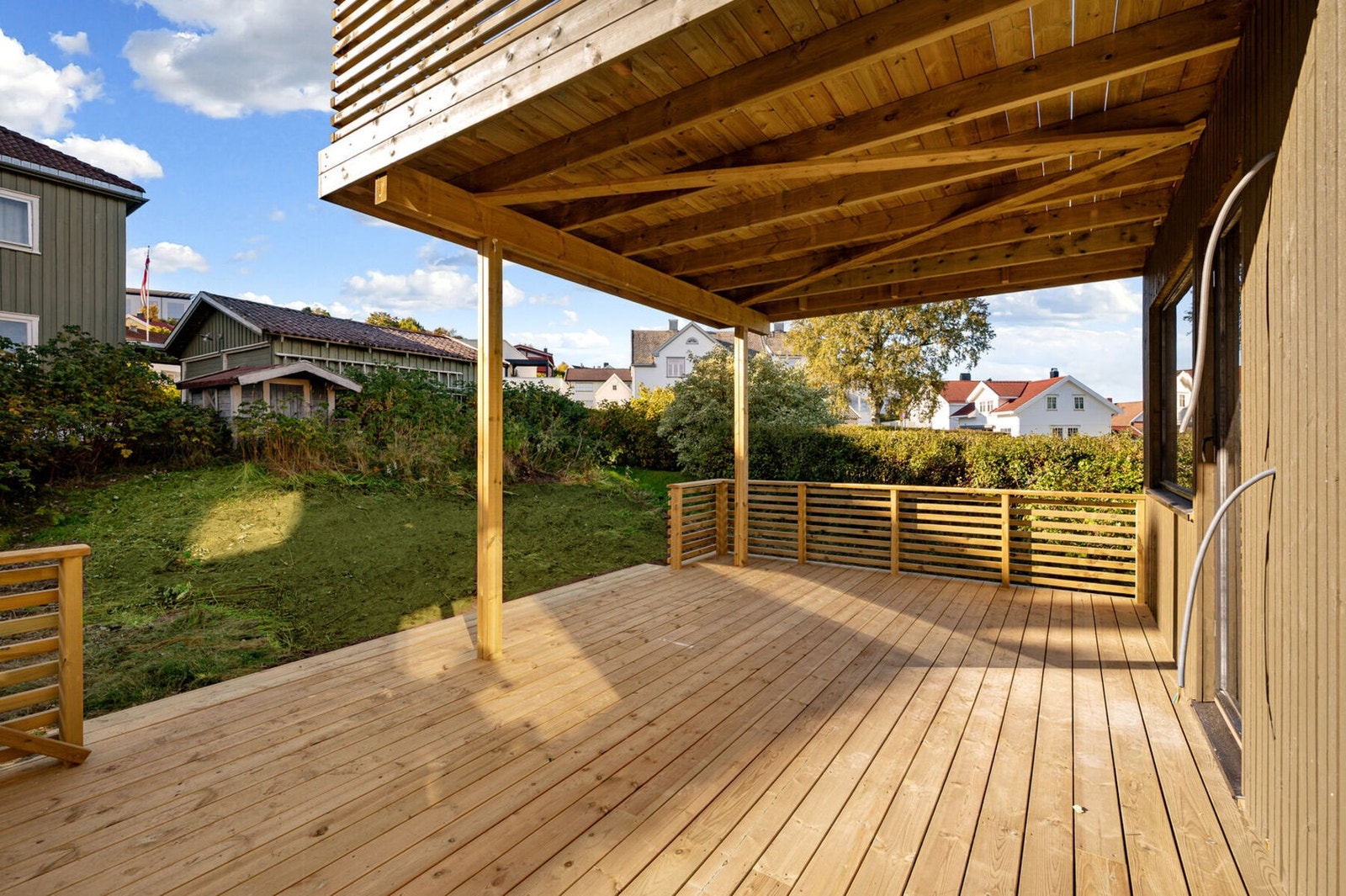 Balkongen vender mot sørvest og nyter svært gode solforhold. Her har du sol store deler av dagen - også på kveldstid. (Foto: Krokstad & Nervik - Jens Martin Nervik). Galleribilde
