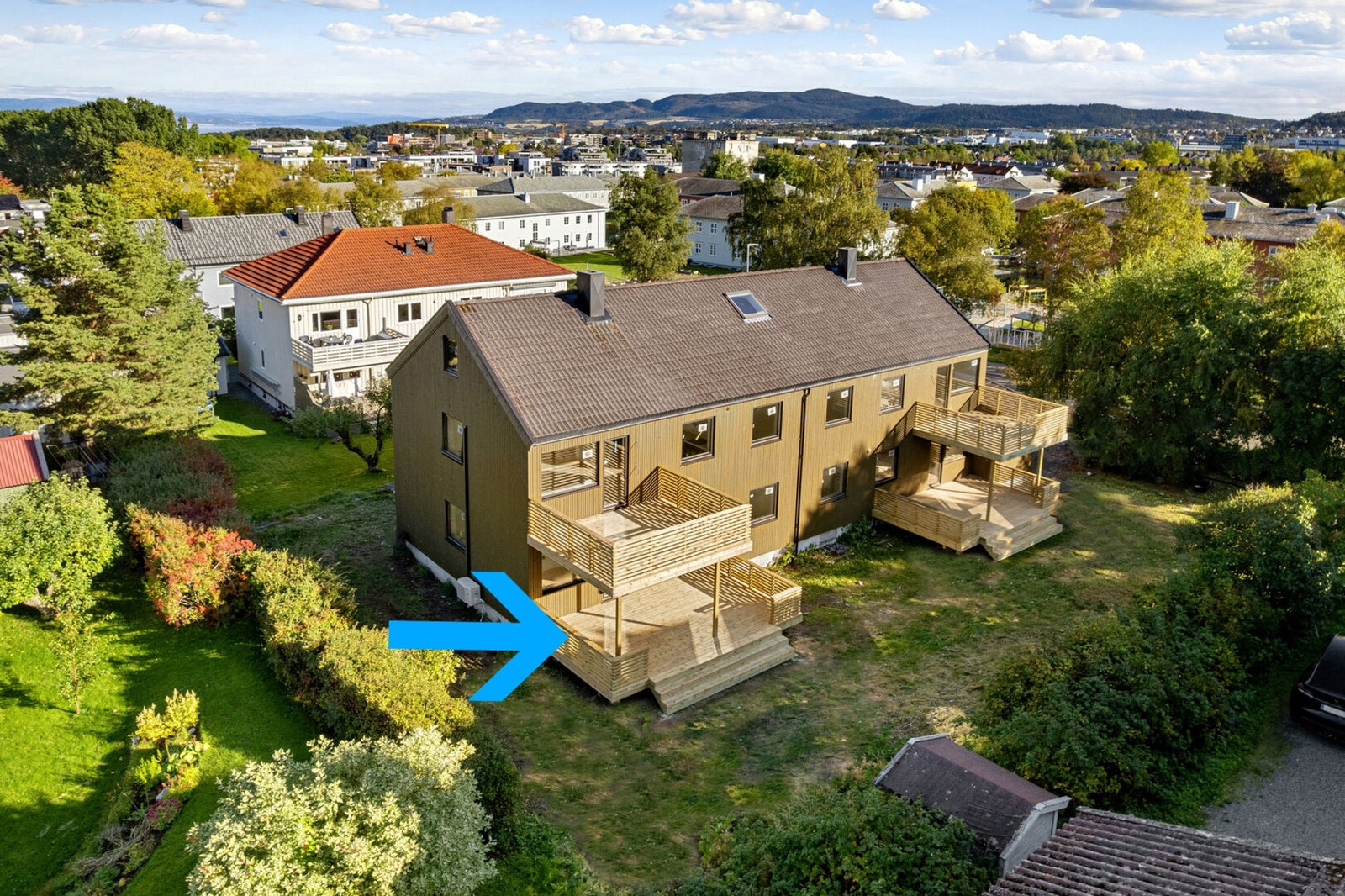 Terrassen har direkte utgang til plen. Barnevennlig, praktisk og behagelig på sommerhalvåret! (Foto (utendørs sommerbilder): Krokstad & Nervik - Jens Martin Nervik). Galleribilde