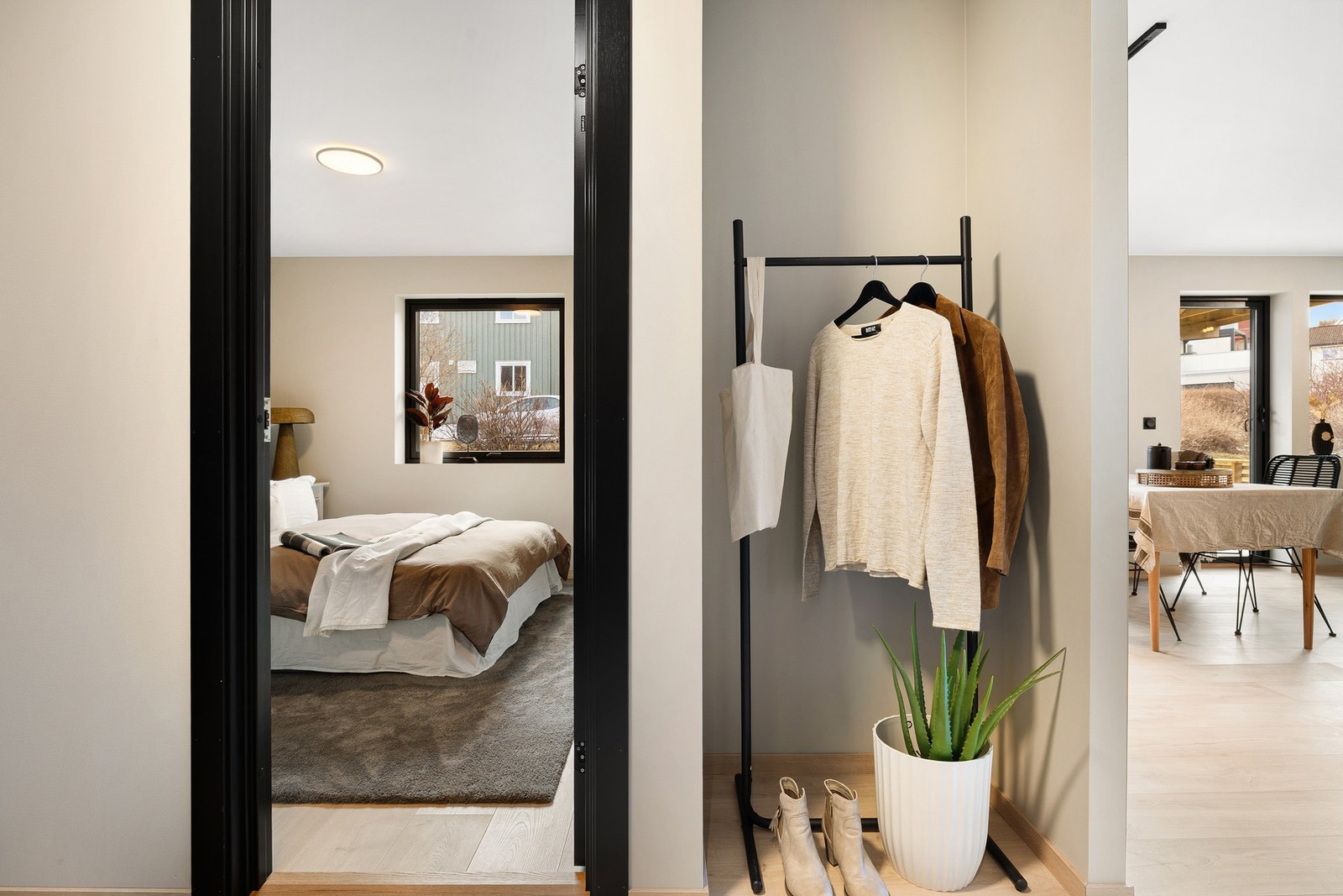 Fra entréen har du umiddelbar adkomst til leilighetens hovedsoverom, samt baderom. Galleribilde