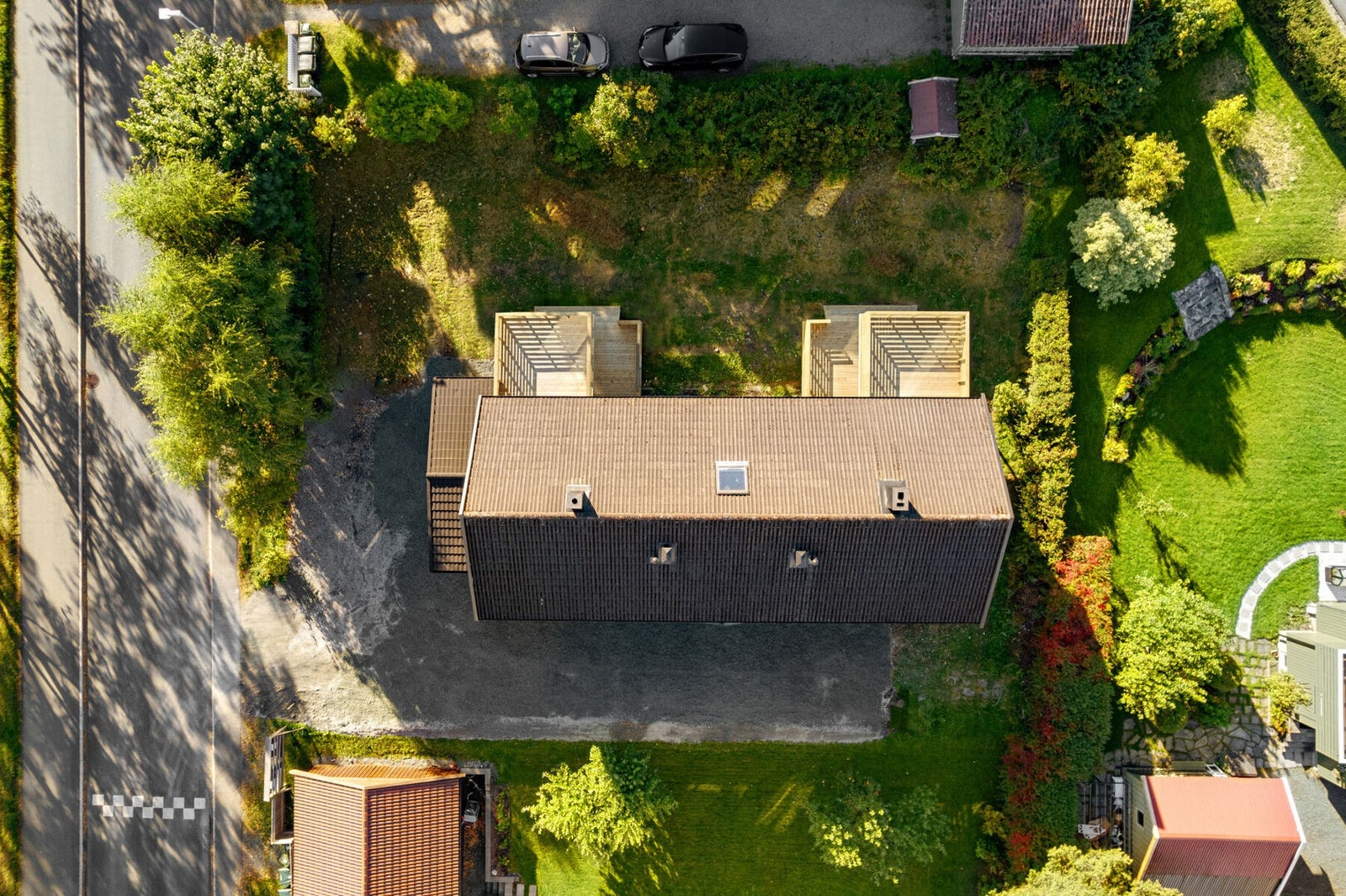 Dronebilde av firemannsboligen. Har du spørsmål til leiligheten er det bare å ta kontakt på 941 60 434. Galleribilde