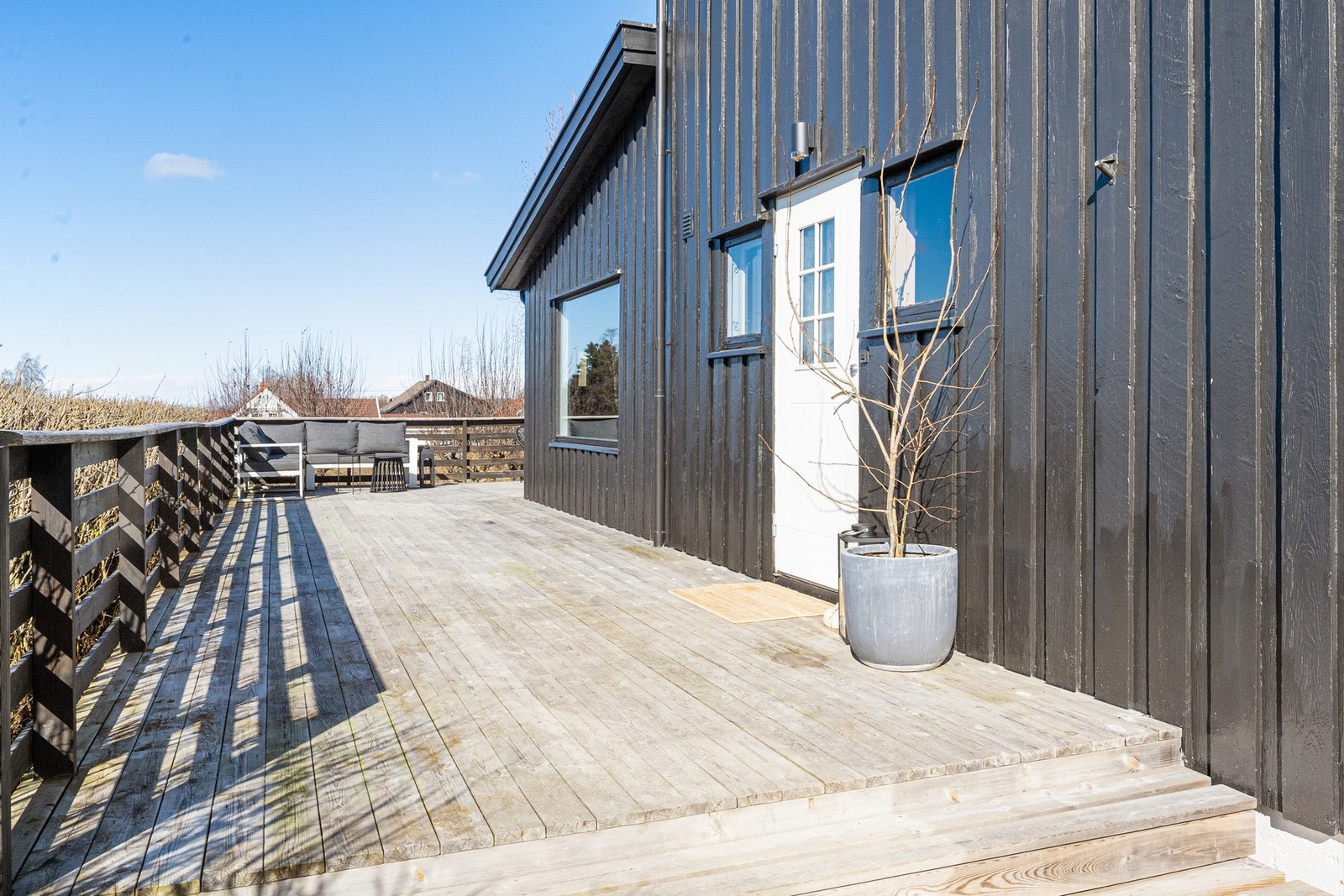 Adkomst til boligen via romslig terrasse. Galleribilde
