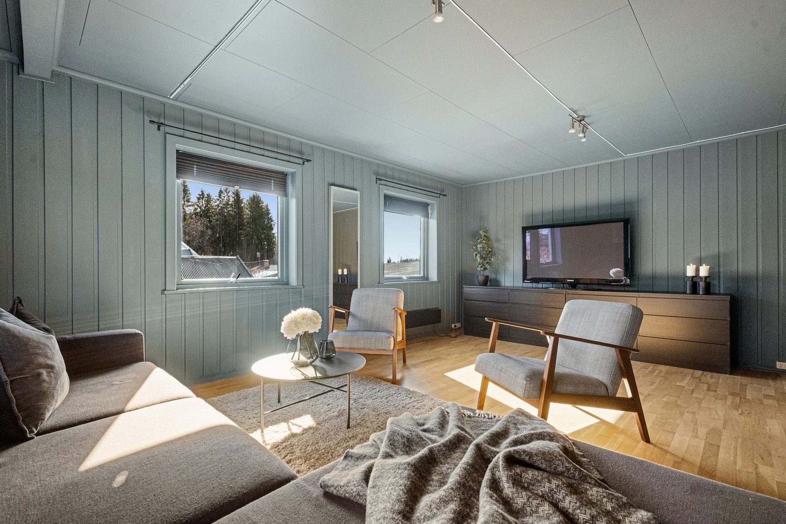 Stuen gir en ekstra, skjermet oppholdsplass med god ro og utsikt, perfekt som en privat sone for avslapning. Galleribilde