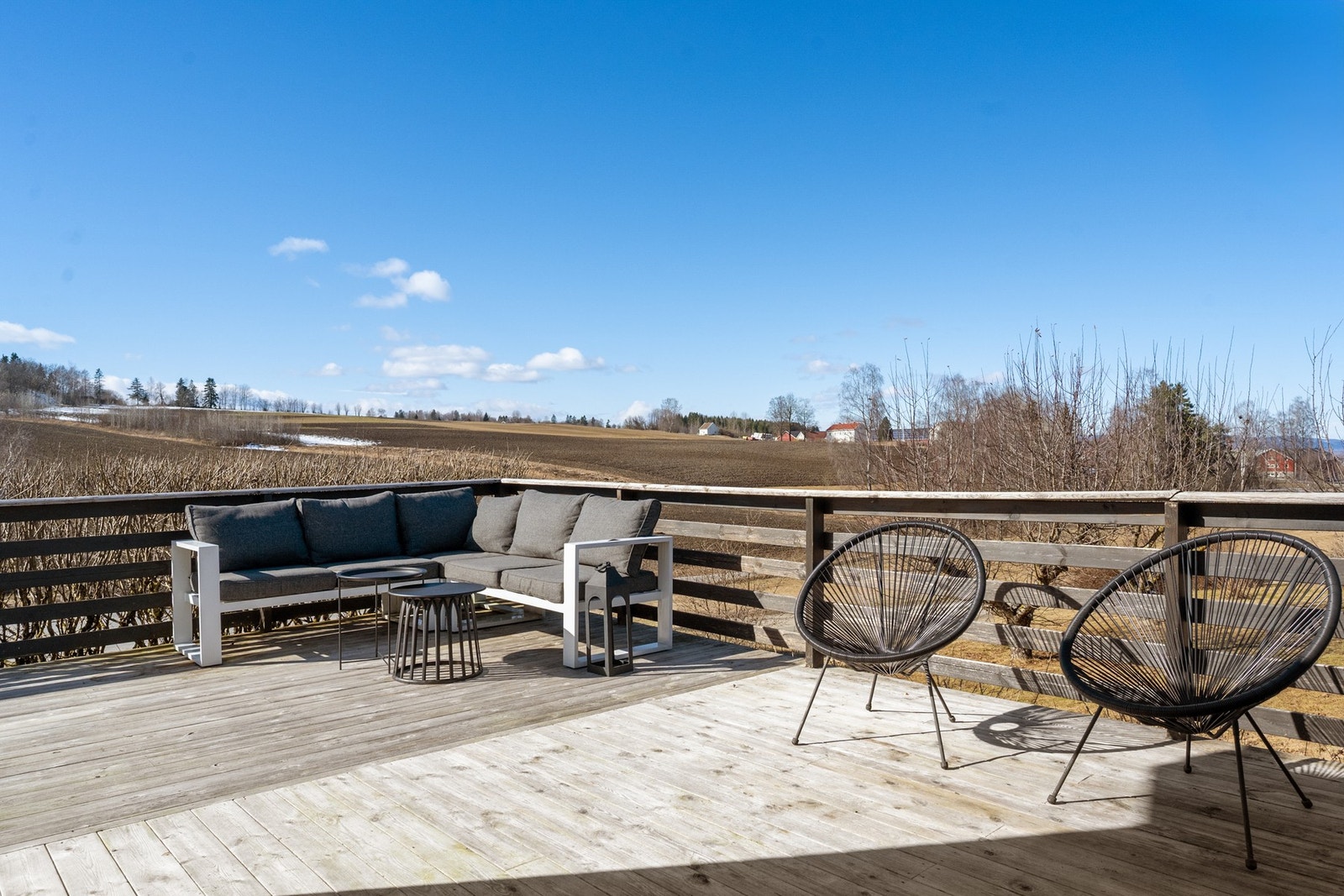 Rundt boligen er det etablert en stor terrasse med meget gode solforhold. Galleribilde