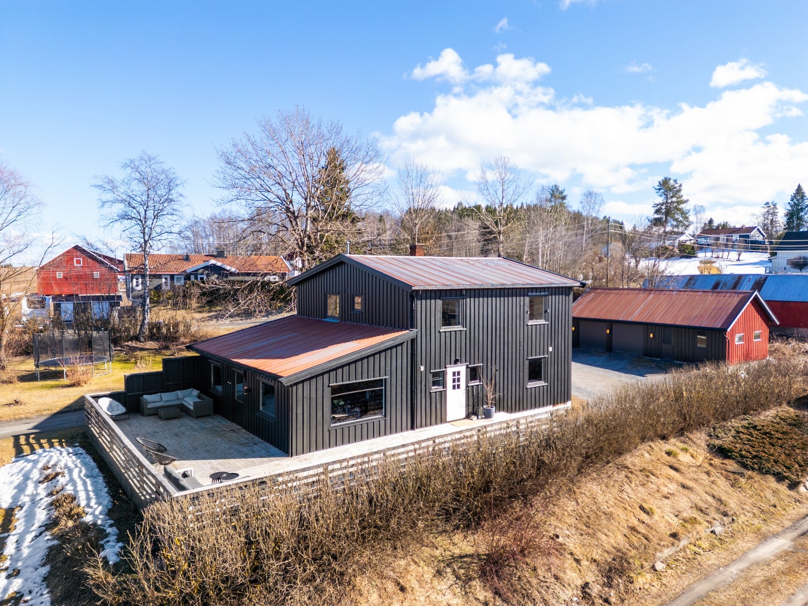 Boligen fremstår med normal standard sett i forhold til alder og konstruksjon, og byr på gode muligheter for både videre utvikling og tilpasning etter egne behov. Galleribilde