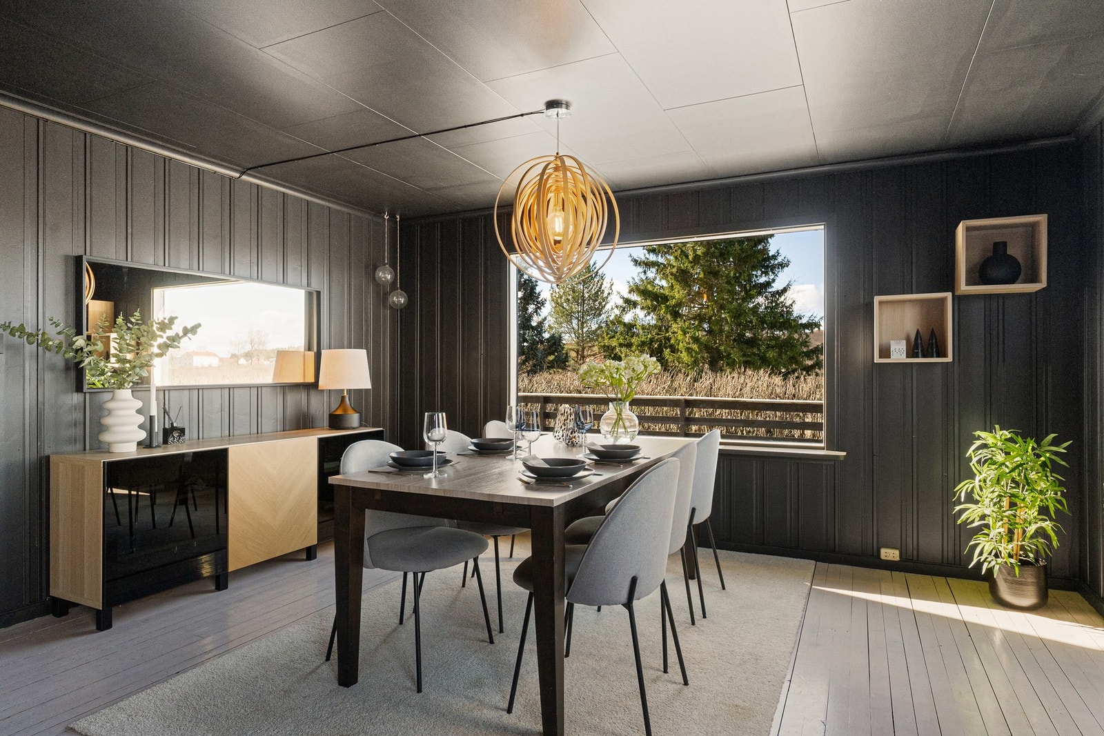 Stor og romslig stue med plass til både spisebord og sofagruppe. Galleribilde