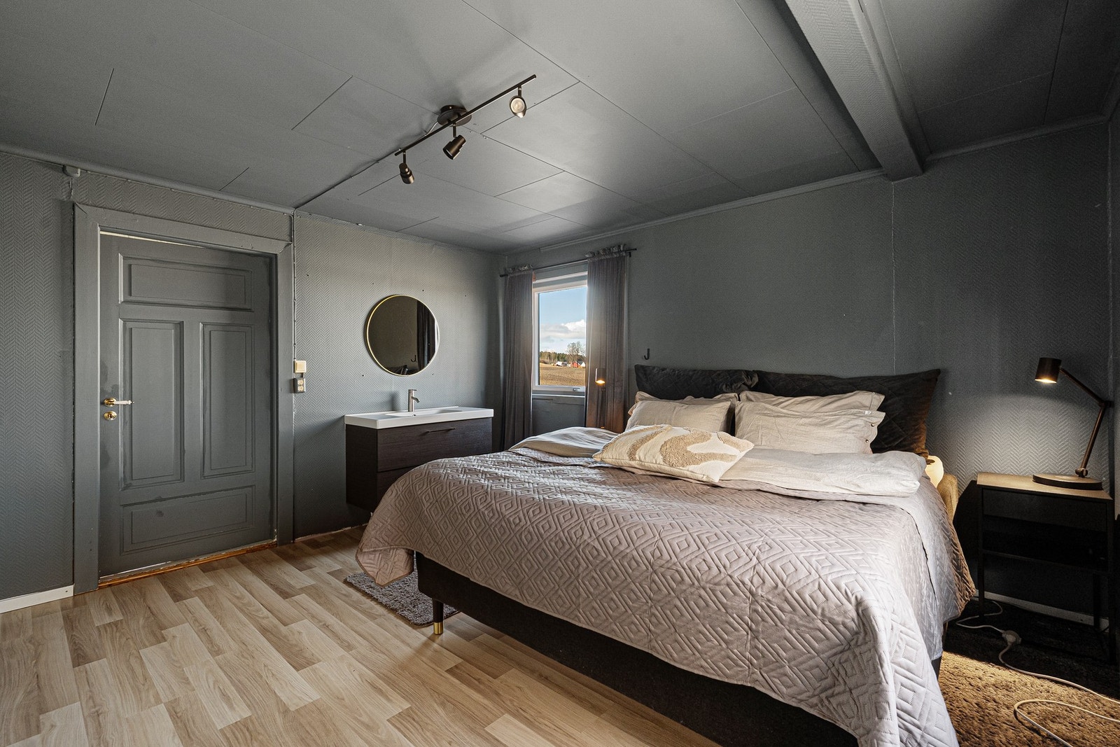 Hovedsoverom med god plass til dobbeltseng. Galleribilde