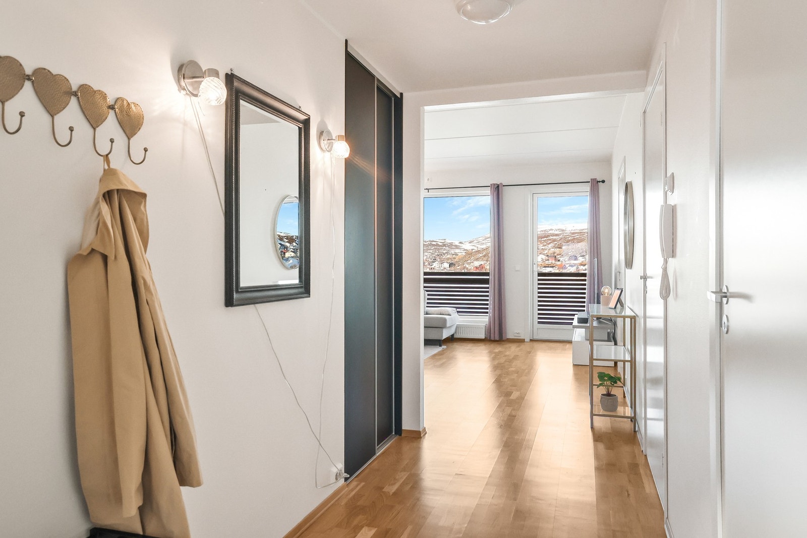 Her er det en praktisk skyvedørsgarderobe for ekstra oppbevaringsplass. Galleribilde