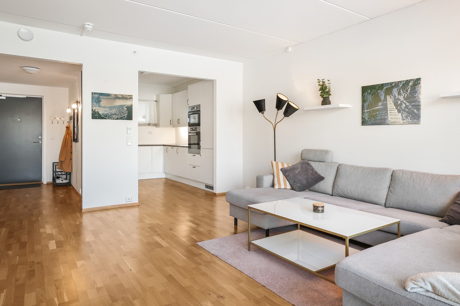 Leiligheten har en lys stue. Galleribilde