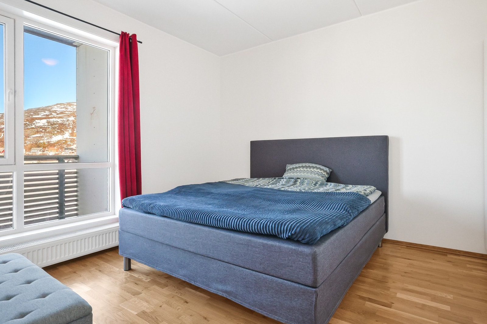 Soverommet er av god størrelse og har plass til dobbeltseng med nattbord på hver side, garderobeskap og annet ønsket møblement. Galleribilde