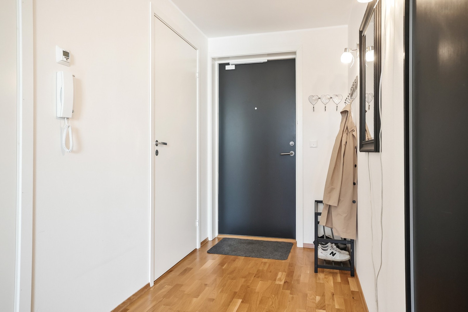Vel inne blir du møtt av en lus entré med god plass til hyller og knagger for å henge fra seg. Galleribilde