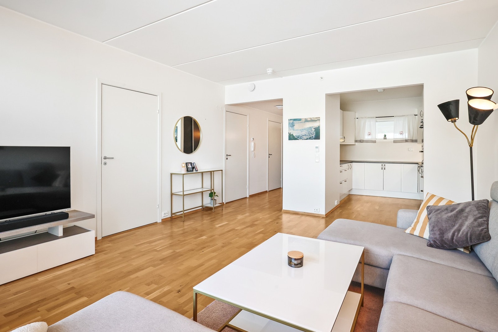 Det er god plass til en sofagruppe og TV med tilhørende møblement. Galleribilde