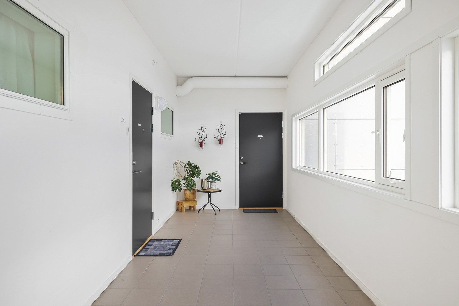 Hyggelig inngangsparti til leiligheten. Galleribilde