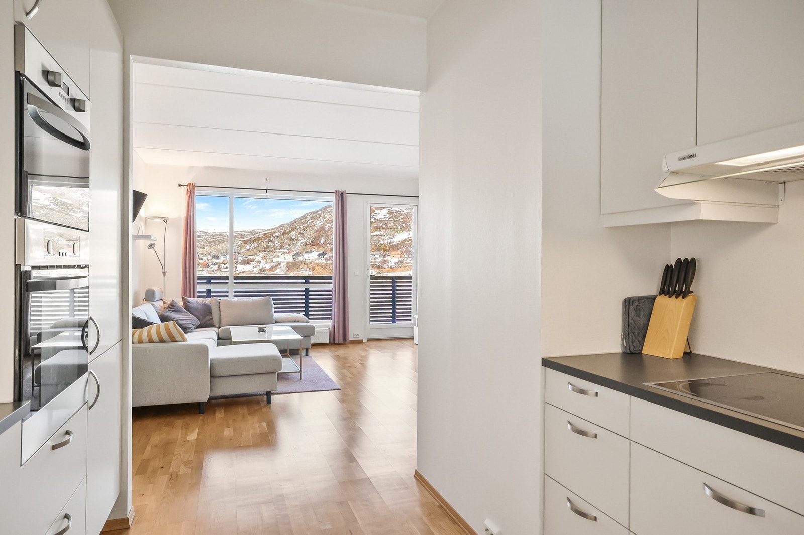 Fra stue er det utgang til en trivelig balkong. Galleribilde