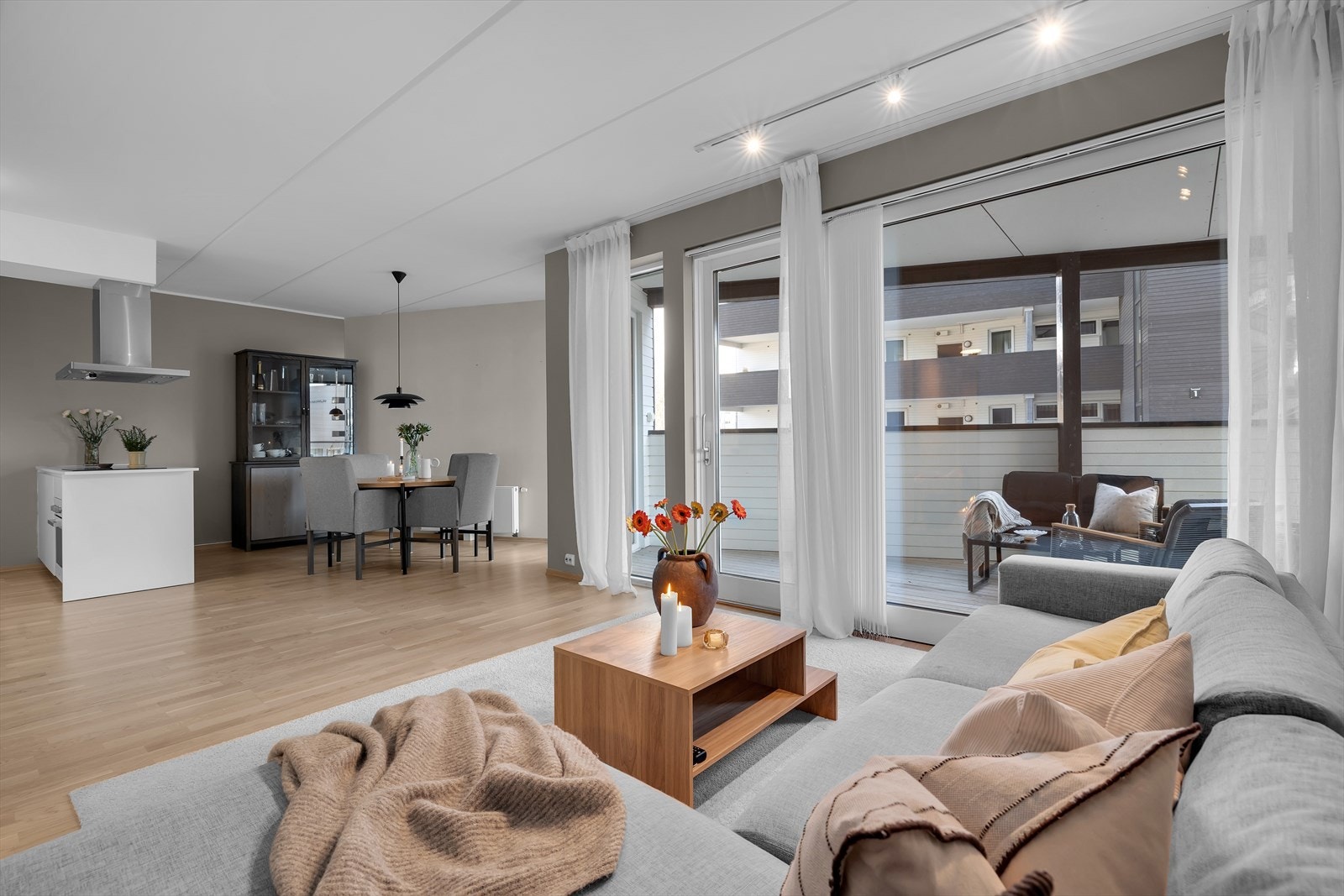 Stue og kjøkken i åpen løsning Galleribilde