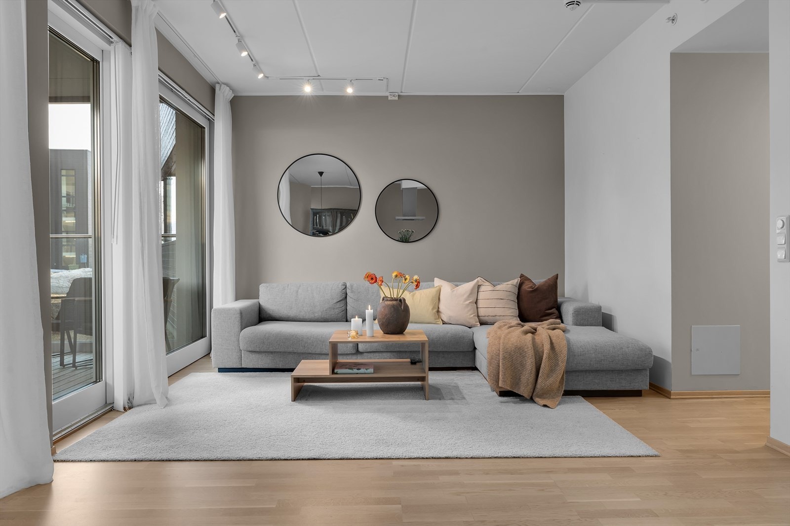 Lys stue med mye innslipp av naturlig lys Galleribilde