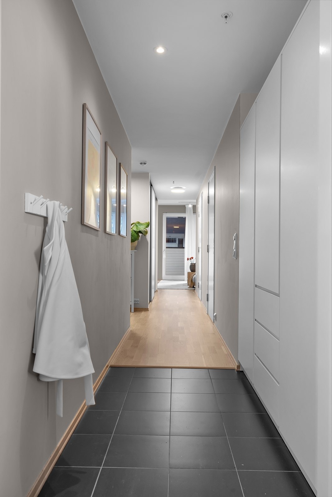 Entrè med fliser og gulvvarme Galleribilde