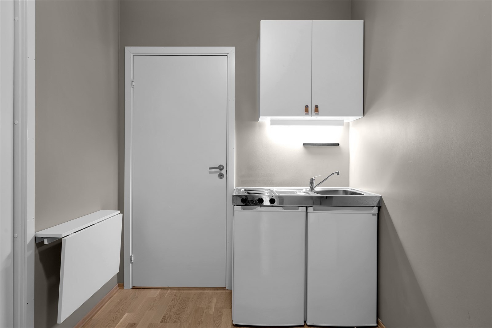 Hybelkjøkken og inngang til bad Galleribilde