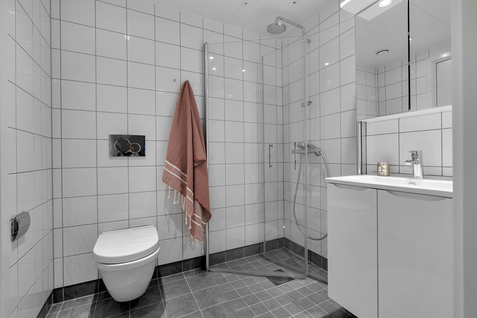 Flislagt bad også på hybel Galleribilde