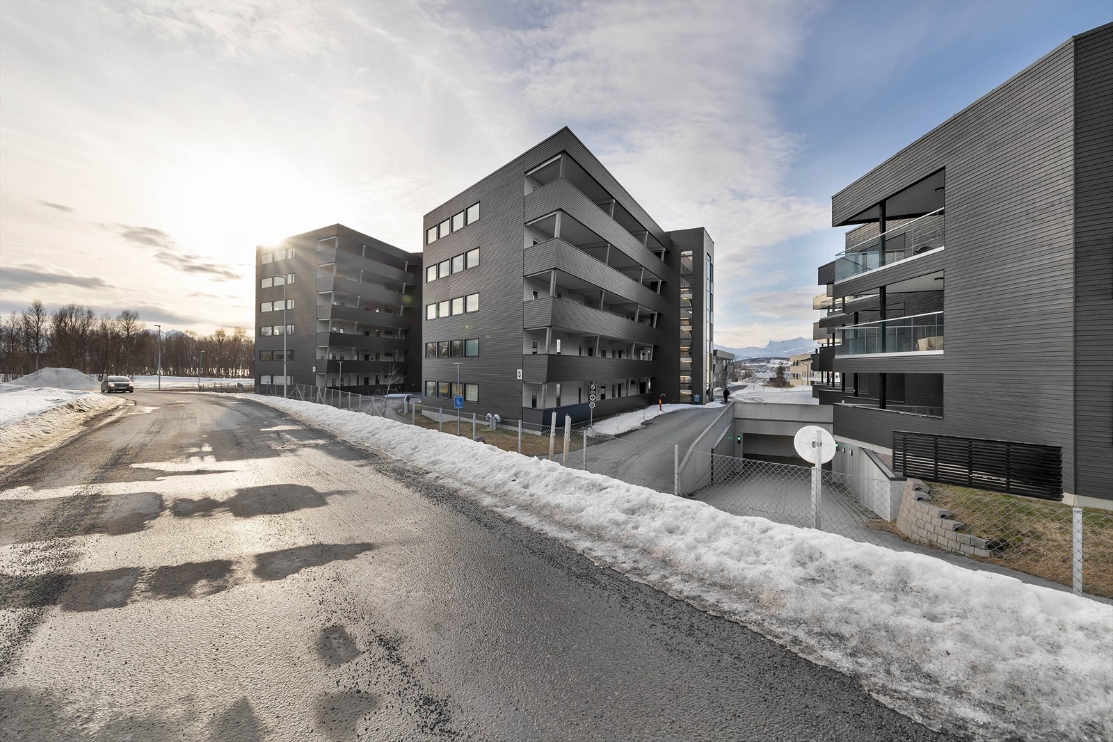 Oversiktsbilde med nedkjøring til garasje Galleribilde