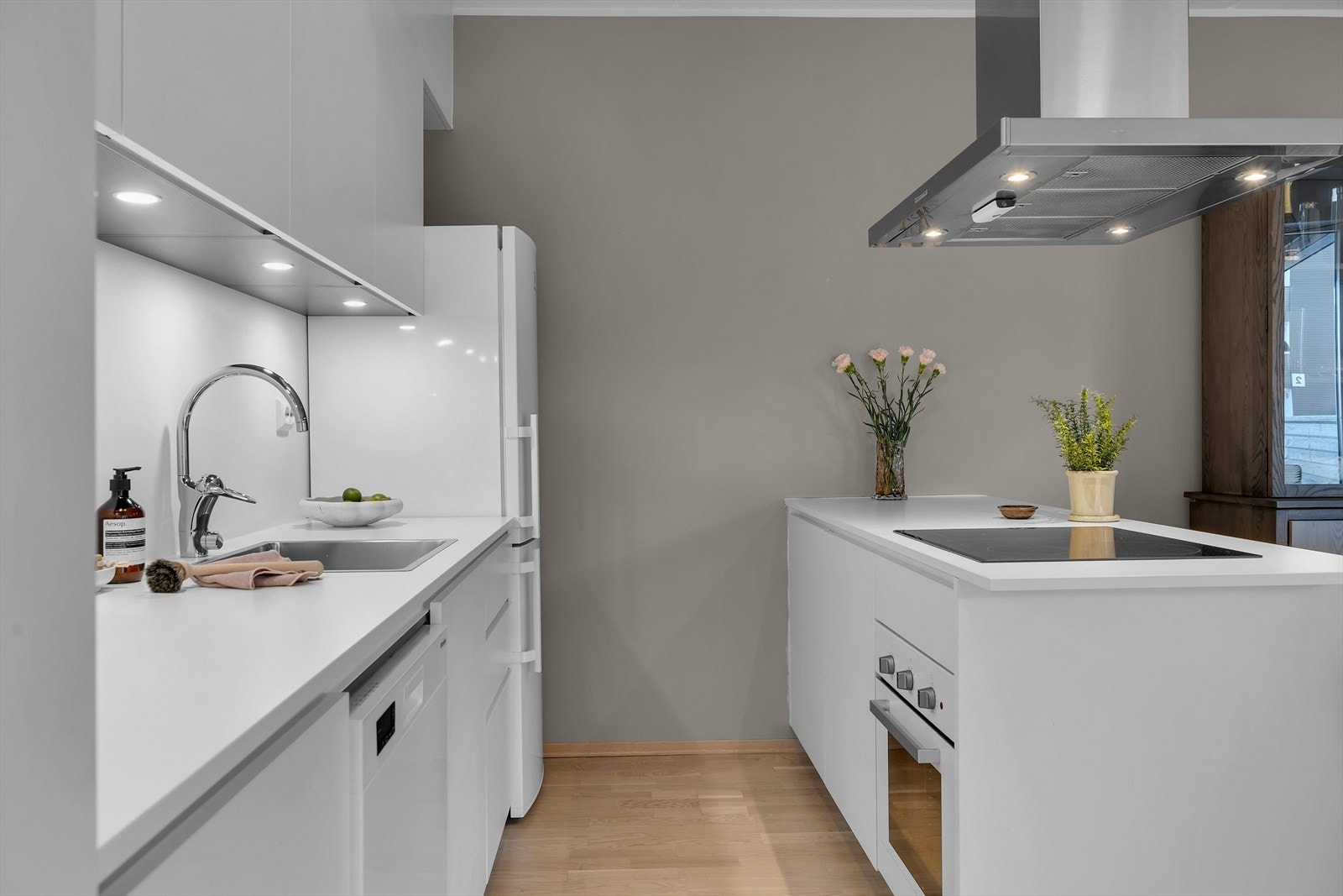 Kjøkken med integrert koketopp og stekeovn Galleribilde