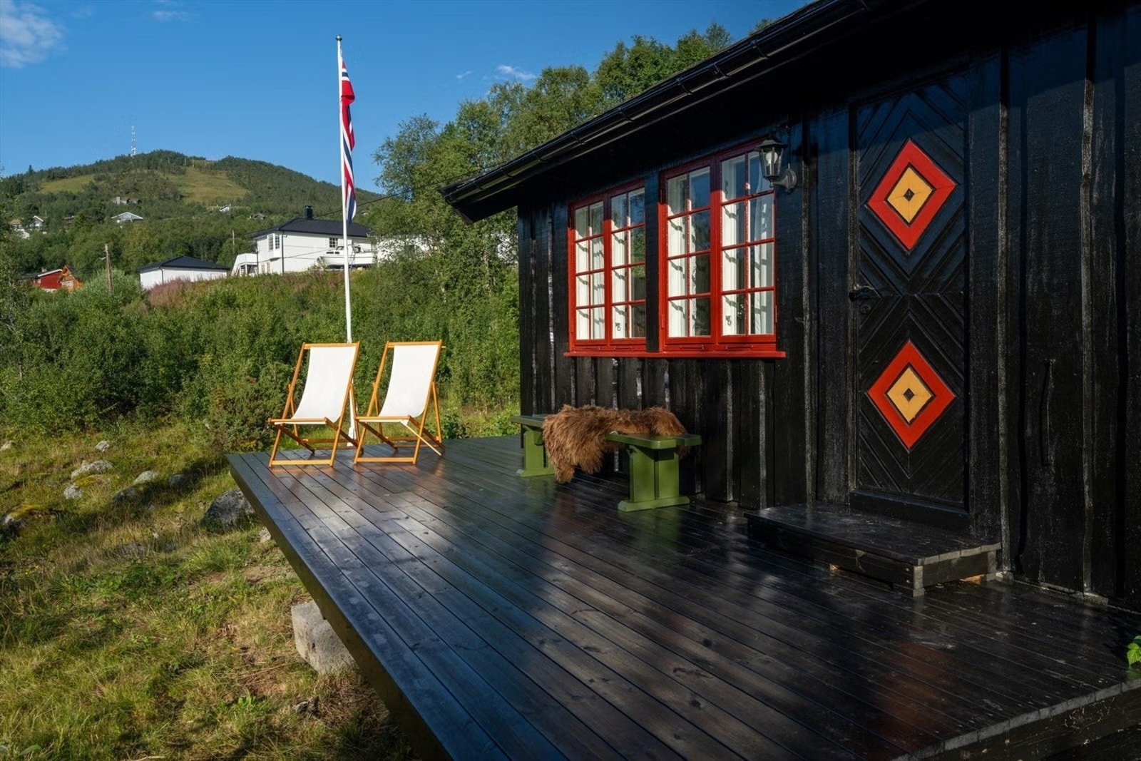 Solrike uteplasser ved hytta. Galleribilde