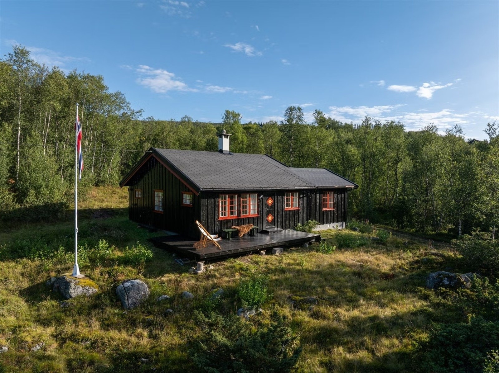 Hytta ligger naturskjønt og usjenert til. Galleribilde