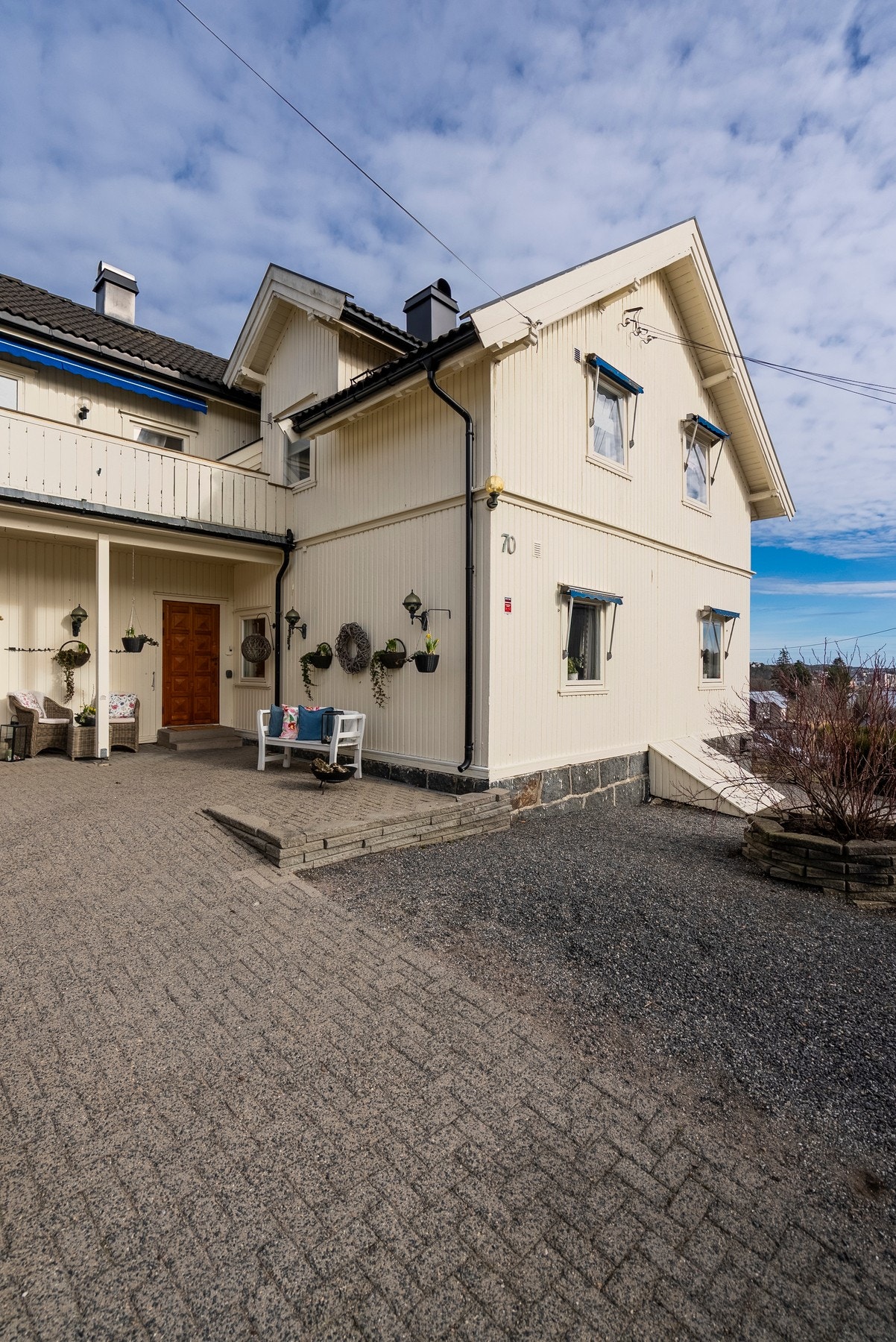 Flere fine uteplasser med enkel adkomst til hagen - perfekte for både avslapning og sosiale sammenkomster Galleribilde