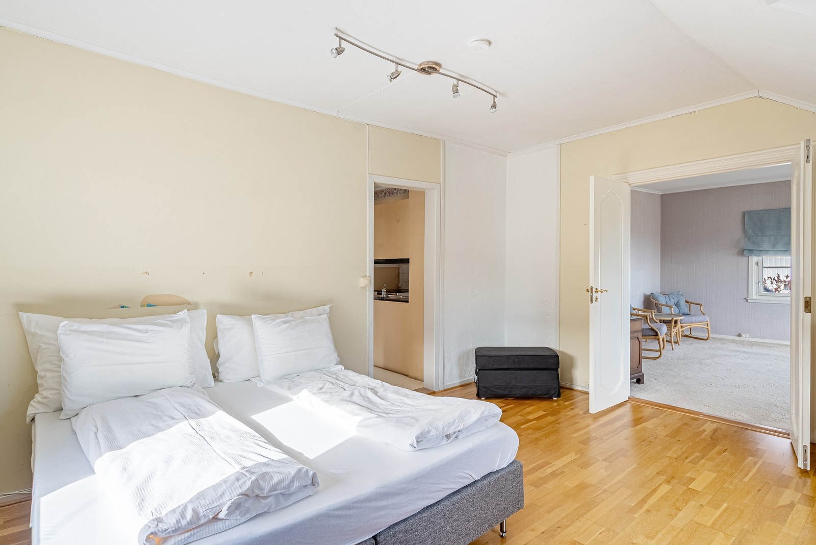 Soverom med god plass til stor seng, garderobe og ekstra møbler, slik at du kan skape et komfortabelt og funksjonelt rom Galleribilde