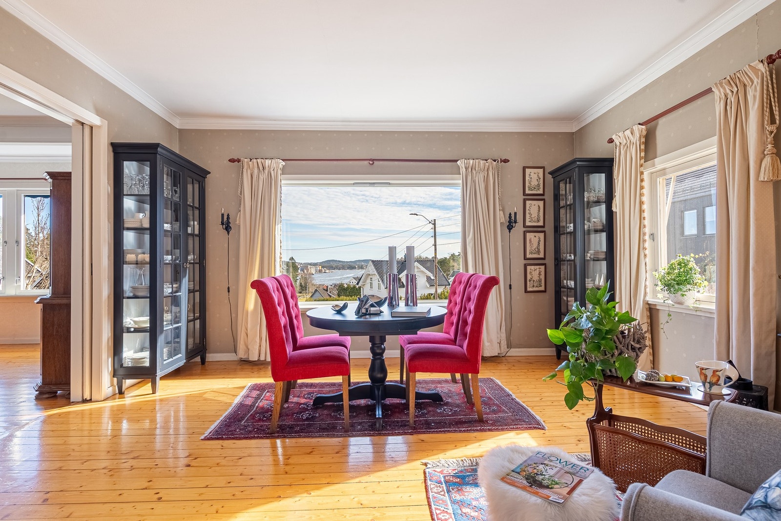 Romslige oppholdsrom med store vindusflater som slipper inn rikelig med lys og gir flott utsikt Galleribilde