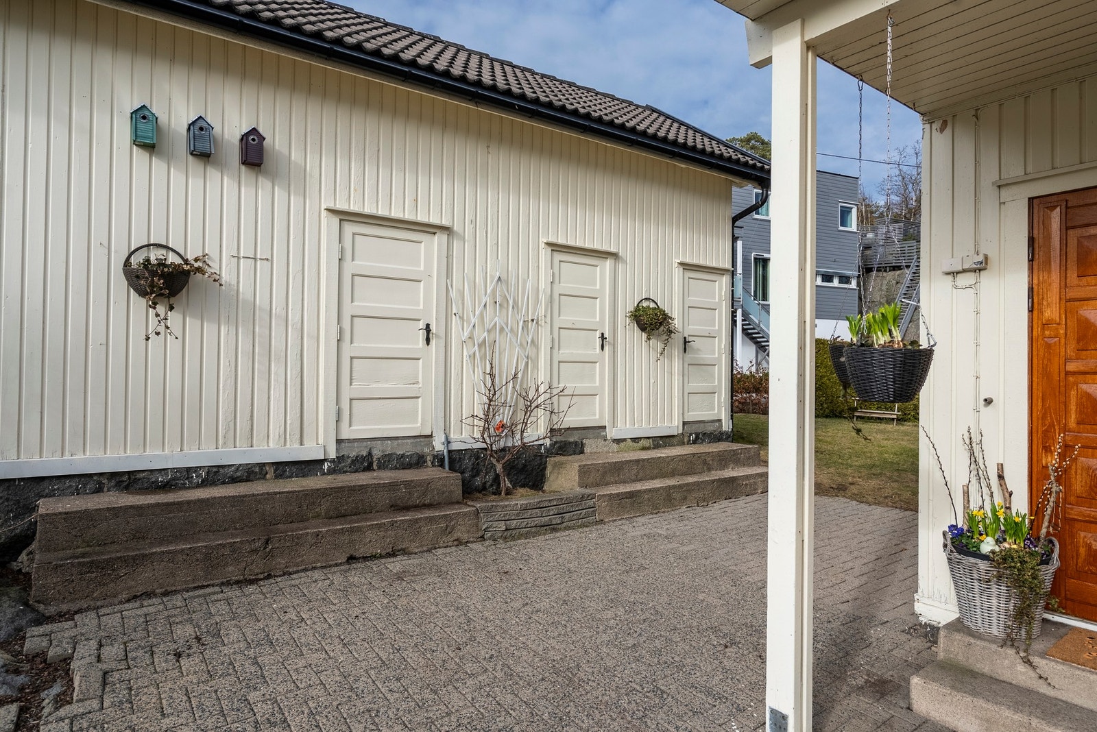 Med uthus tilbygget på garasje får du både ekstra oppbevaring og praktiske løsninger for bilen Galleribilde