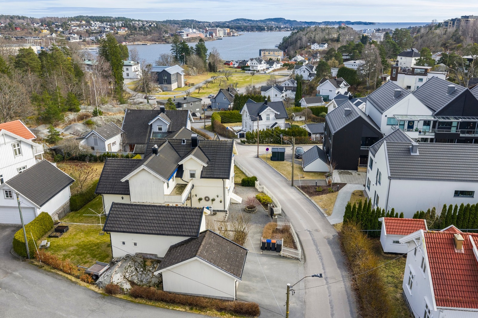 Rolig og fredelig, men samtidig sentralt - med enkel tilgang til butikker, skole og byliv Galleribilde