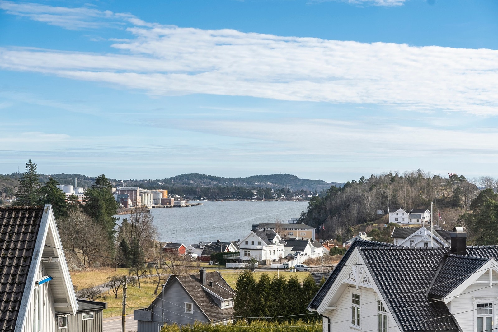 Velkommen til Ranvikveien 70!
Her kan du nyte en flott utsikt som gir boligen en helt spesiell beliggenhet og stemning Galleribilde