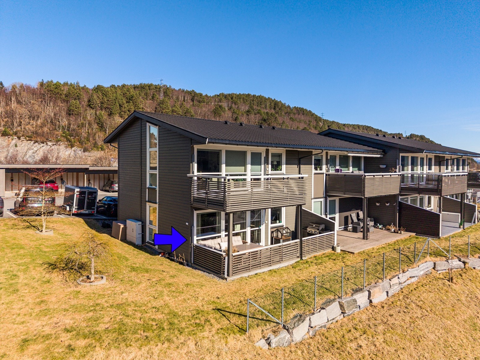 En lys og pen 3-roms leilighet med carport og alt på en flate Galleribilde