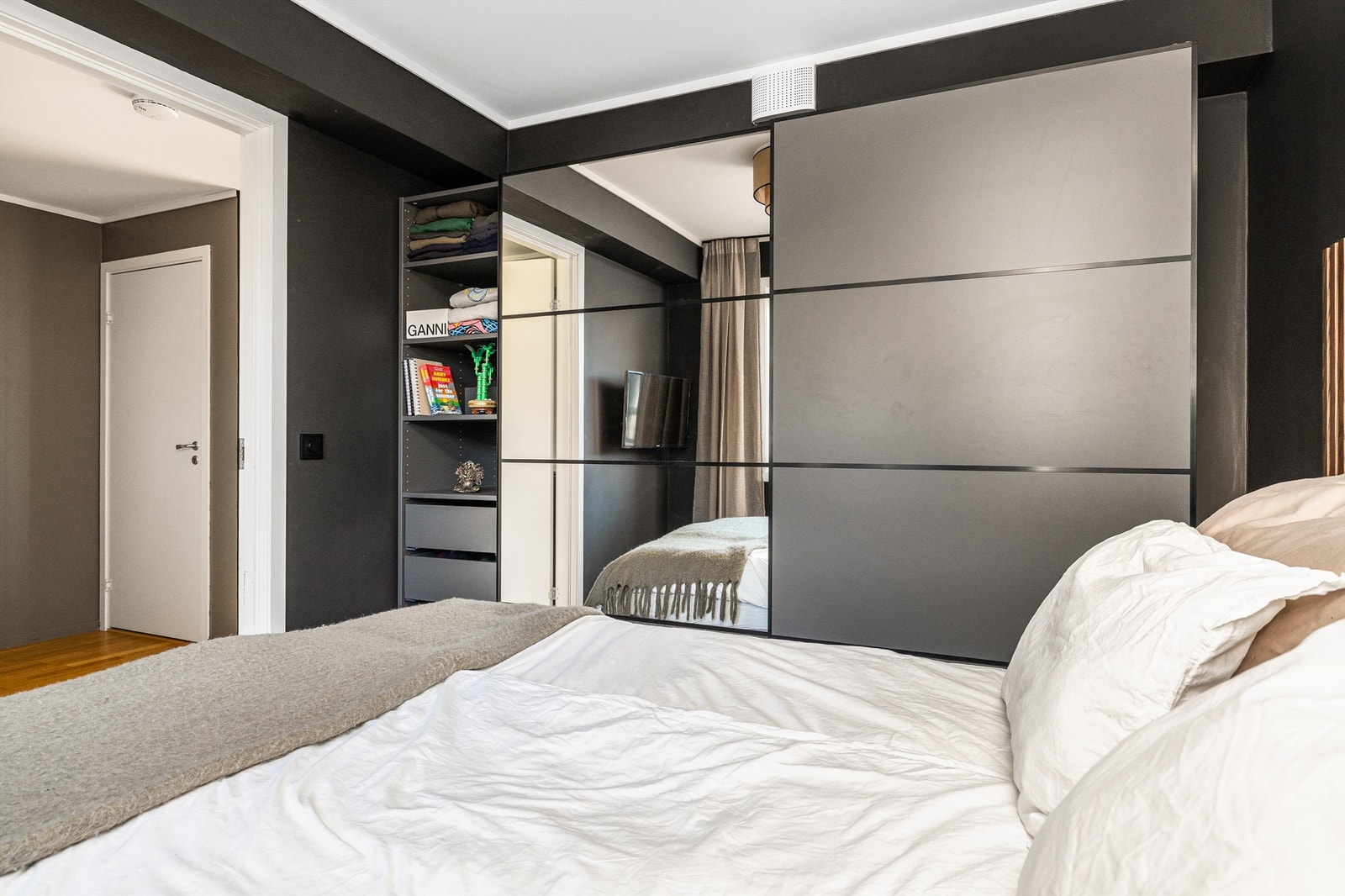 Skyvedørsgarderobe med speildør Galleribilde