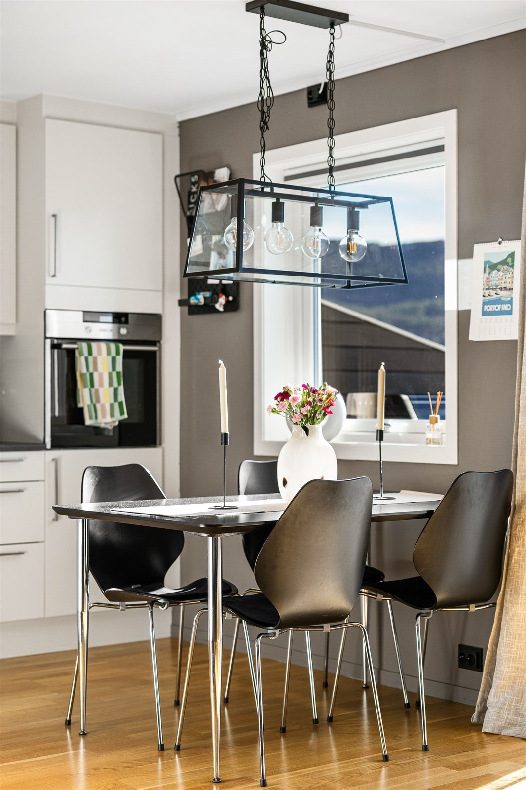 Ved kjøkkenet er det plass til spisebord Galleribilde