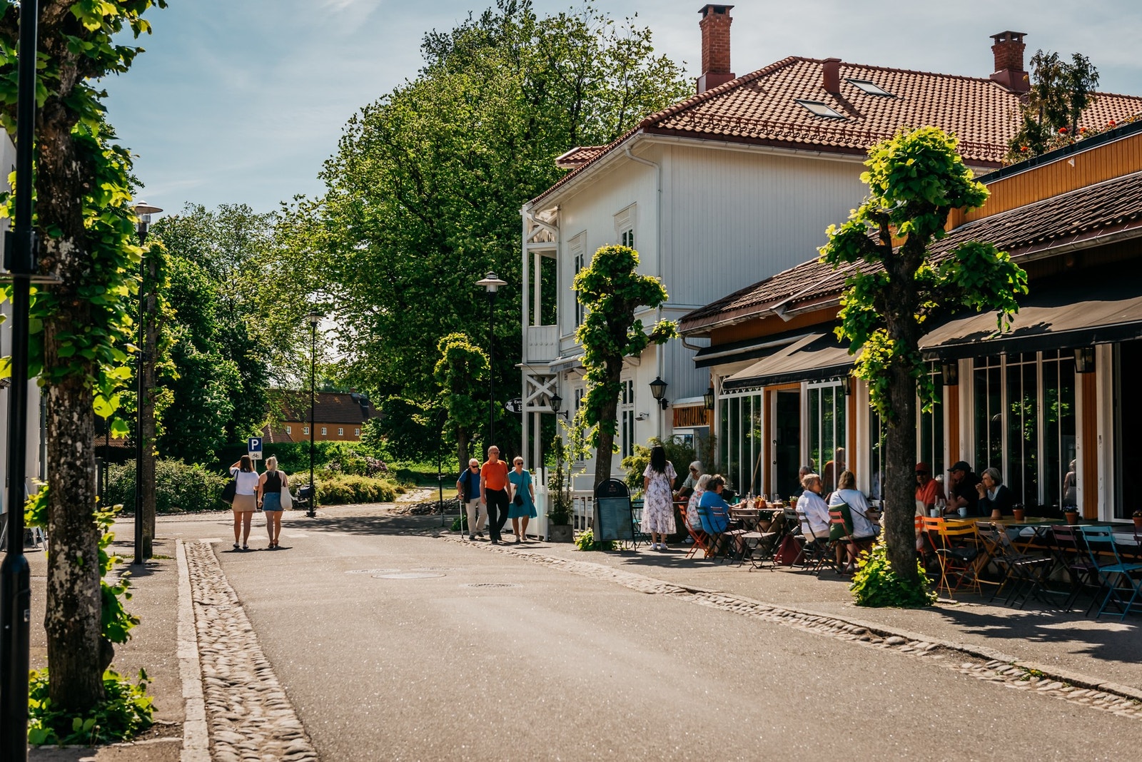 I Stavern sentrum myldrer det av folk om sommeren. Det er mange servicetilbud her. Galleribilde