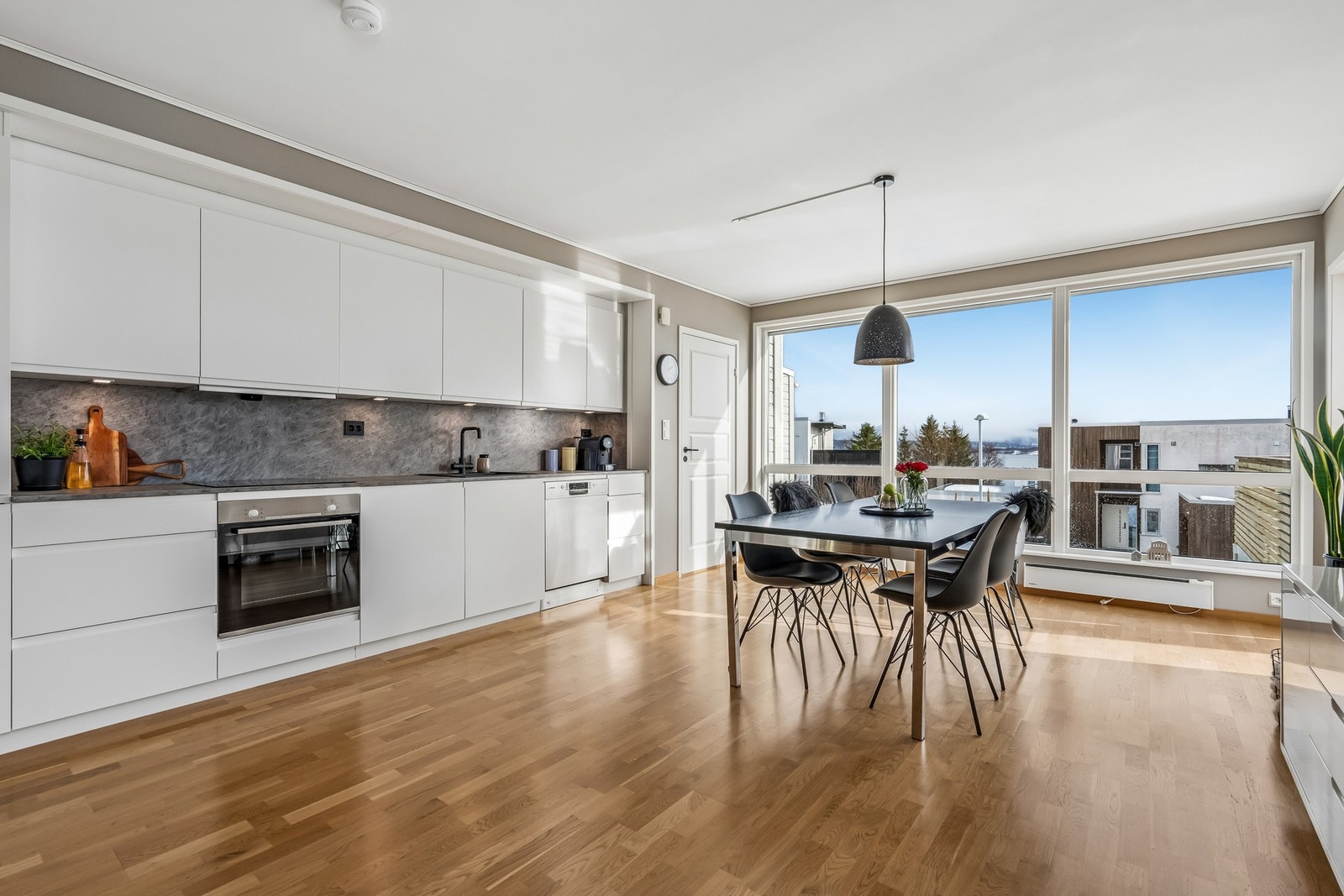 Naturlig plass for stort spisebord. Galleribilde