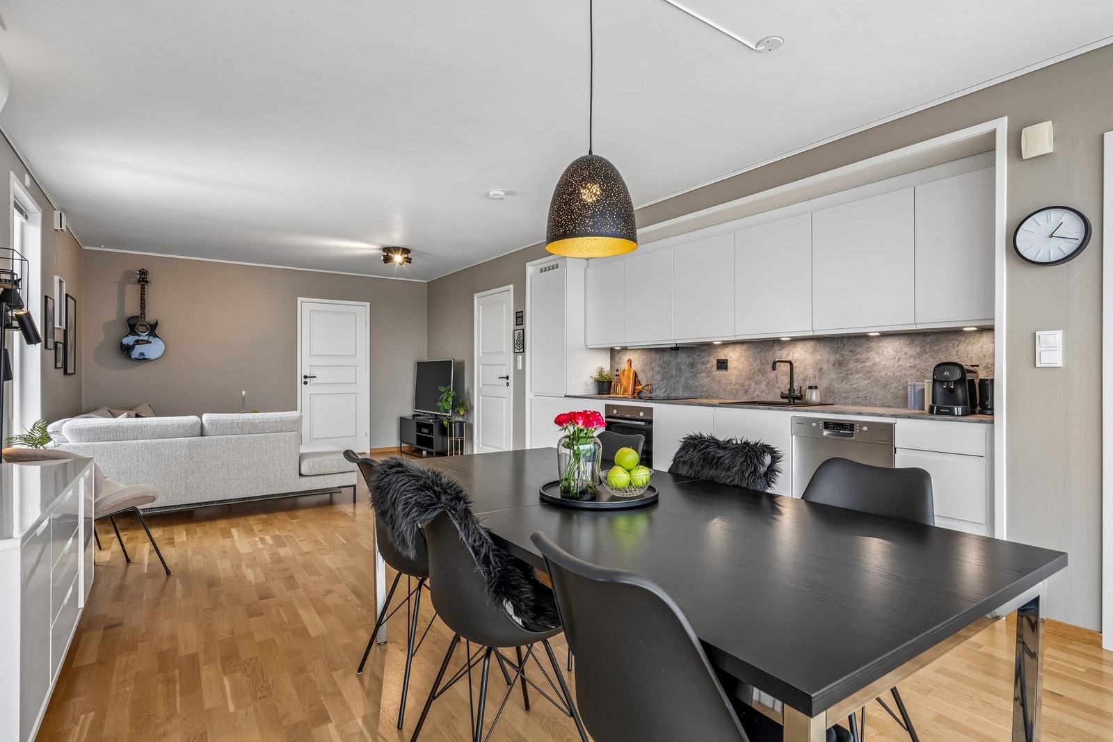 Leiligheten er oppvarmet med varmepumpe, samt elektrisitet. Galleribilde