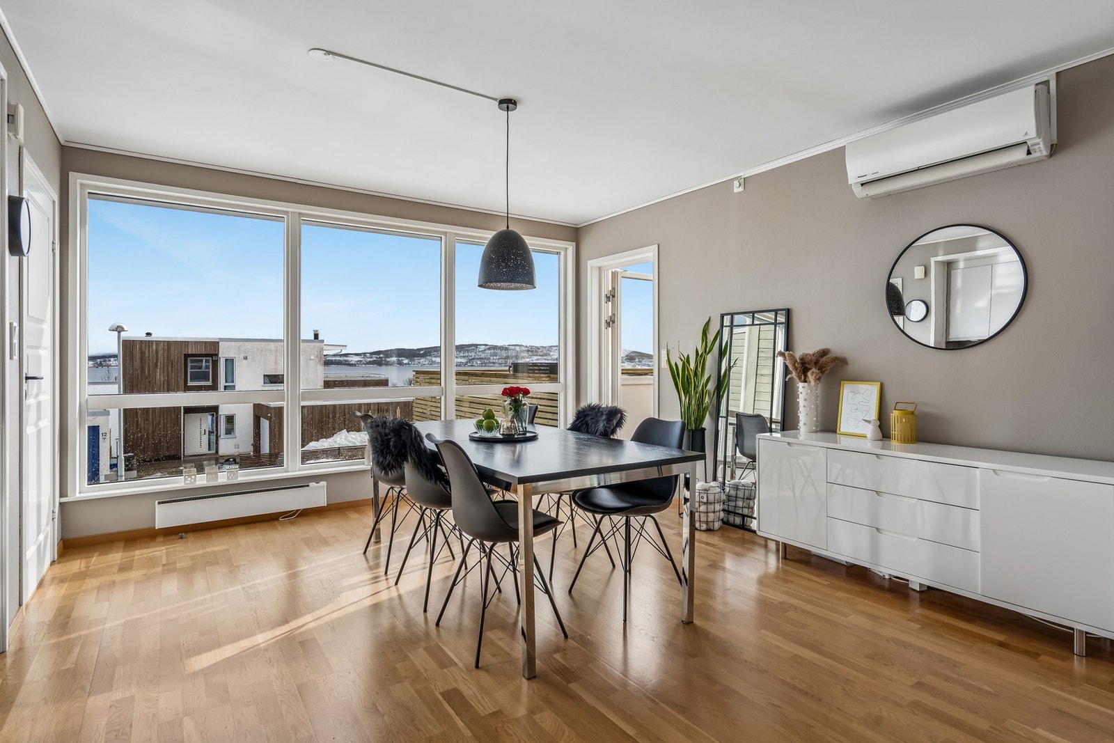 Store vindusflater skaper godt med naturlig lysinnslipp! Galleribilde