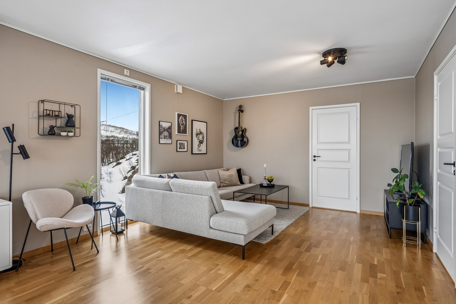 Leiligheten er innredet med moderne, behagelig fargevalg og interiør. Galleribilde