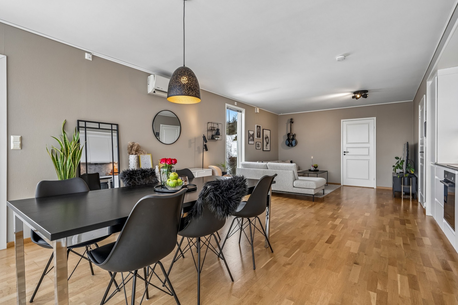 Åpen og romslig stue/kjøkken løsning. Galleribilde