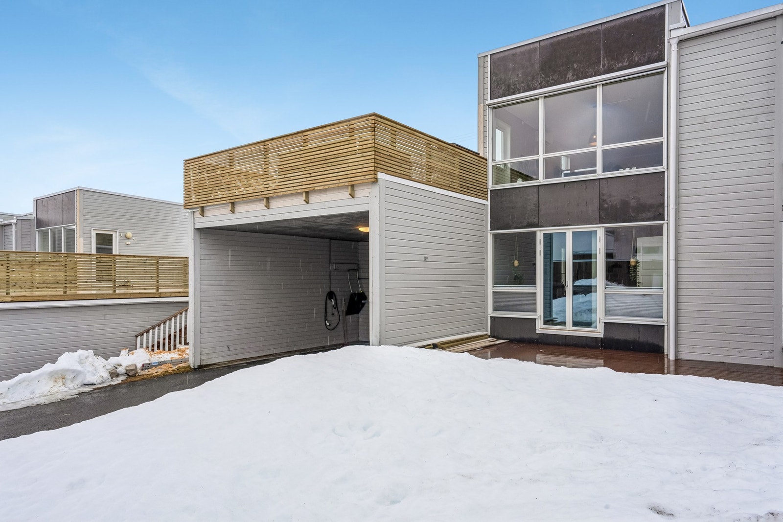 Parkering i carport med tilhørende sportsbod bak. Galleribilde