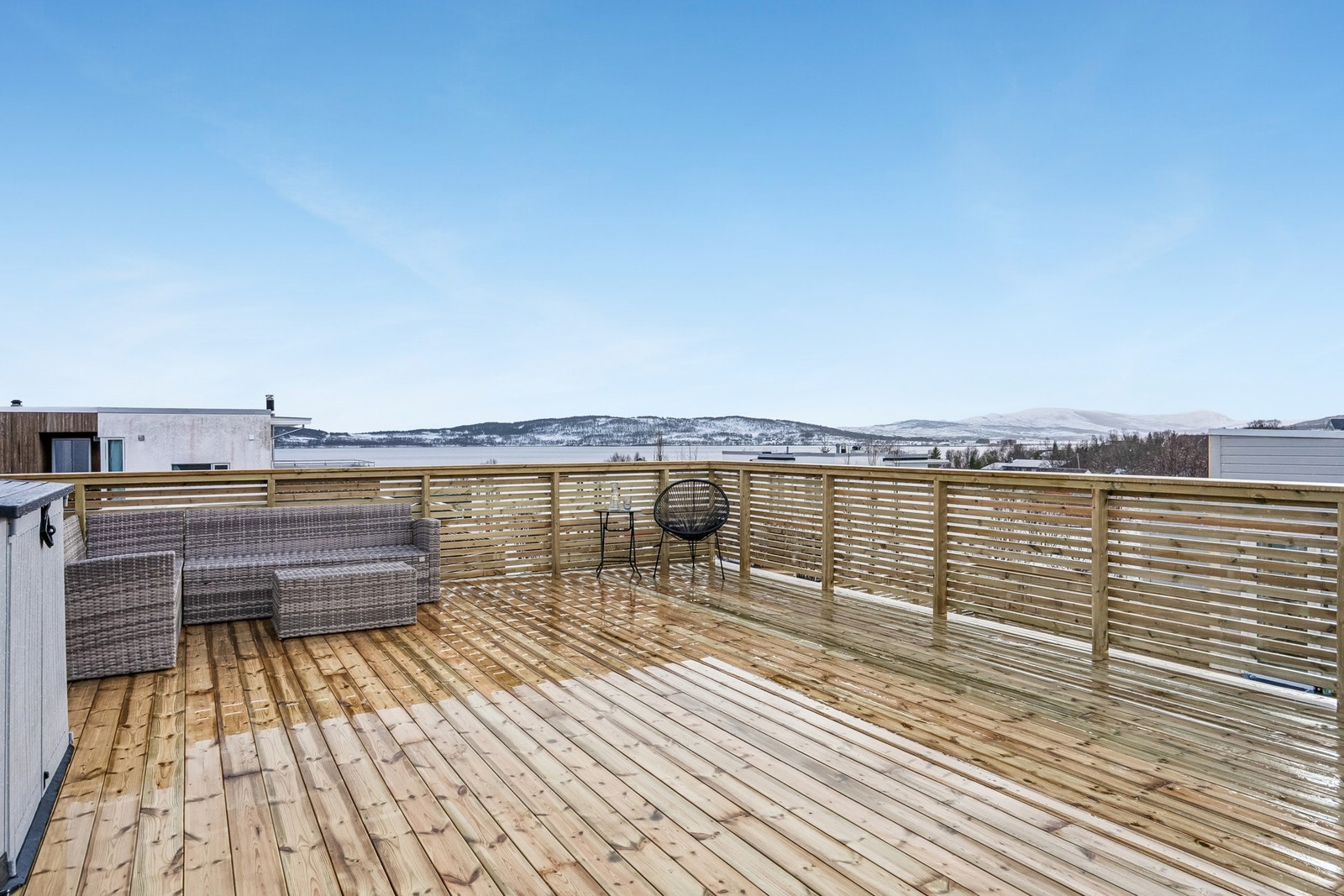 Fra stue er det utgang til romslig balkong hvor du kan nyte fantastiske solforhold. Galleribilde