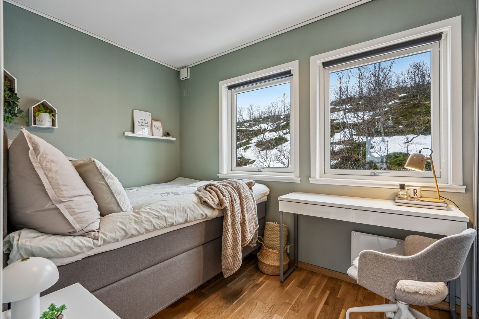 Soverom av god størrelse med vindu ut til vakker natur. Galleribilde